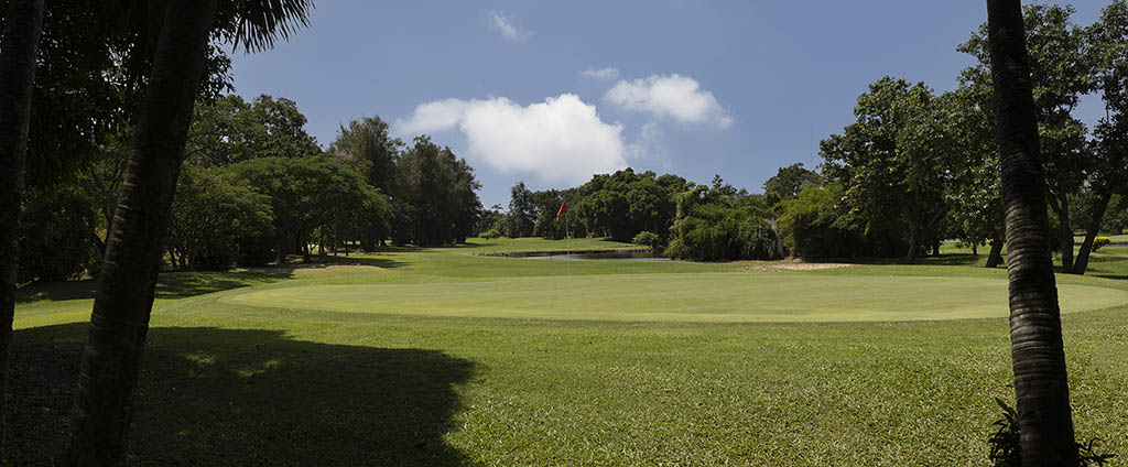 Ekachai Golf and Country Club 클럽하우스는 푸른 하늘 나무를 작게 볼 수 있습니다.